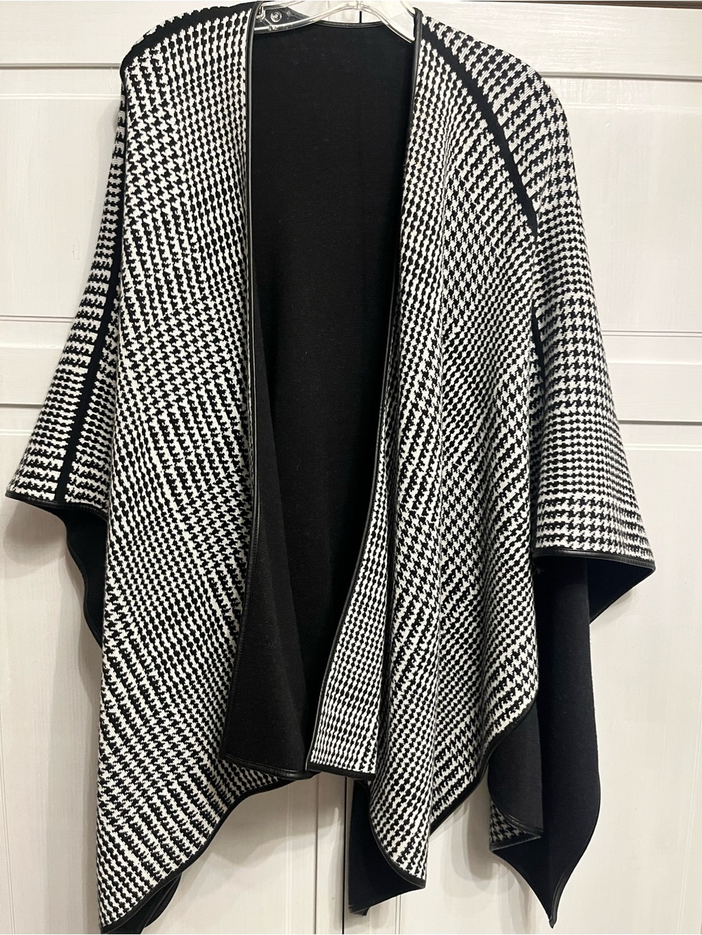 Black & White Houndstooth Open-Front Knit Poncho
